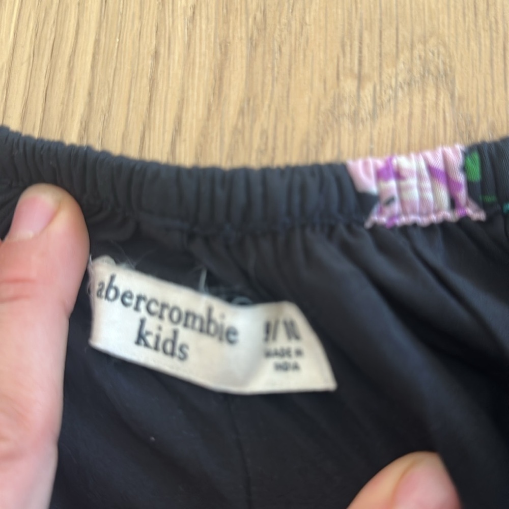 Abercrombie kids Floral Kids Top - Black with Red and Pink Flowers 9/10 - Picture 2 of 2